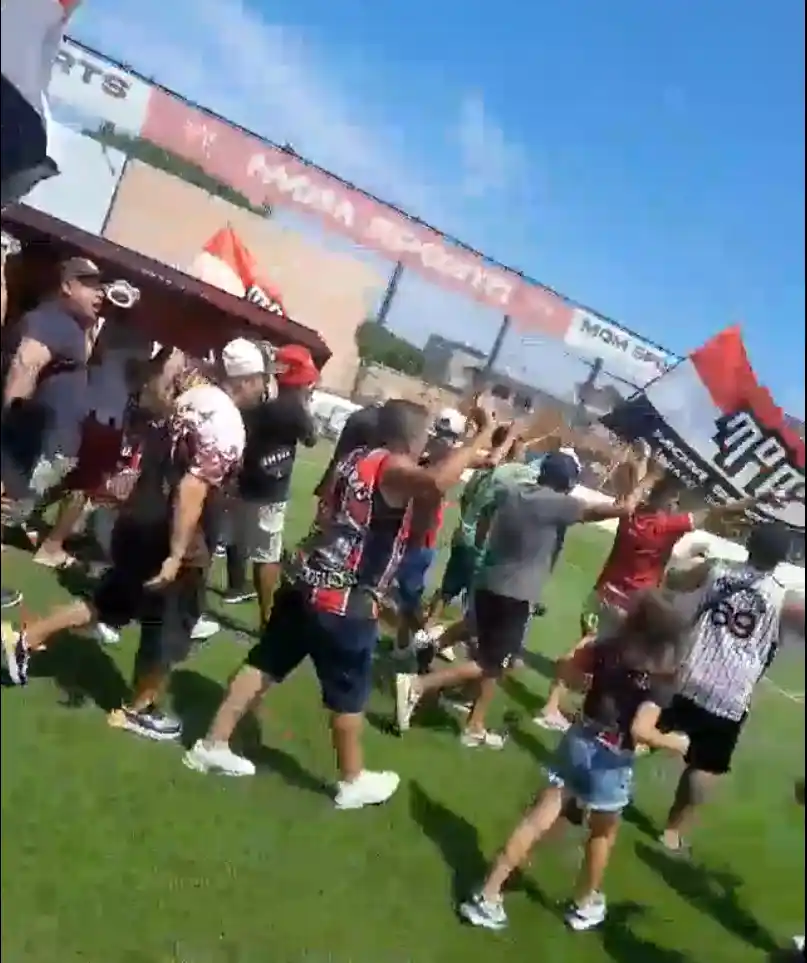 Hinchas dentro de la cancha de Chacarita.