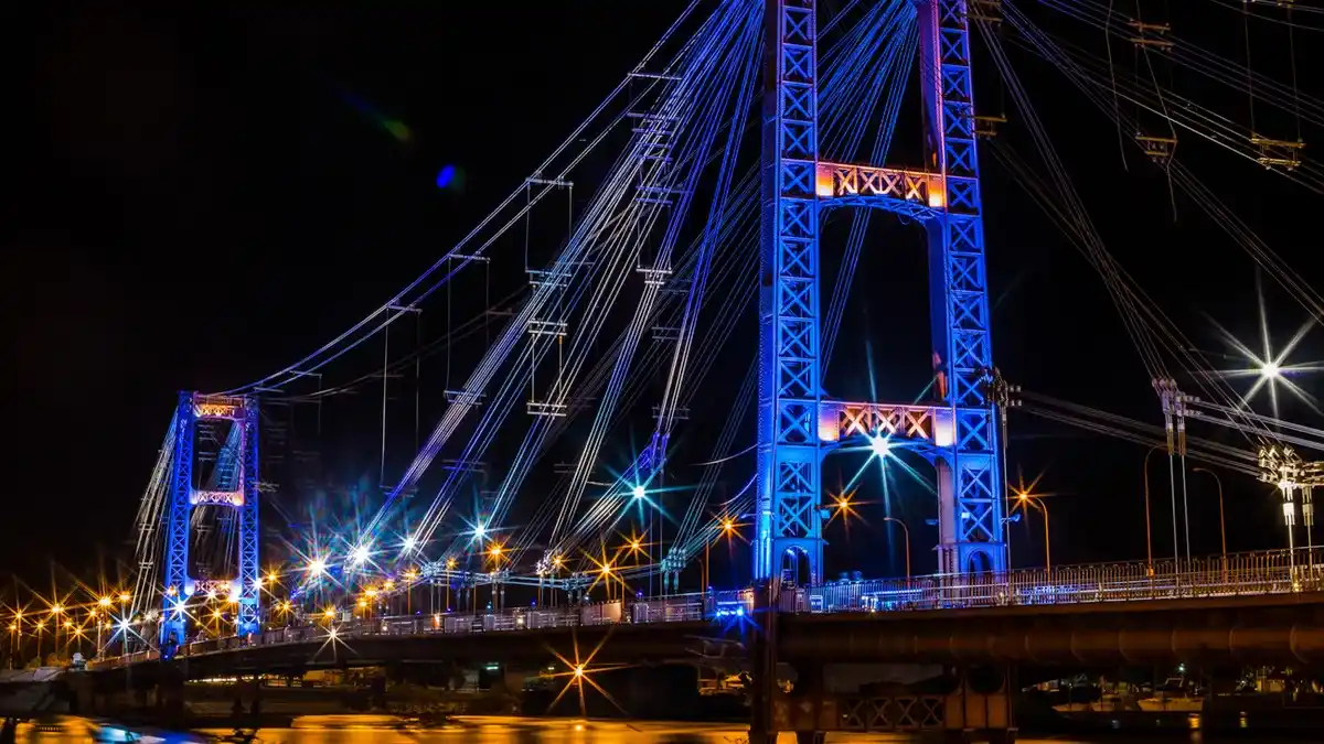 Avanza la renovación del Puente Colgante: licitaron en dólares los materiales para modernizar su iluminación