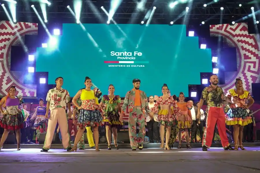 “Santa Fe en tu Corazón” deslumbró a pura cumbia al público de Cosquín