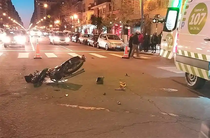 Choque en Colón y Lamadrid: un motociclista fue internado en grave estado