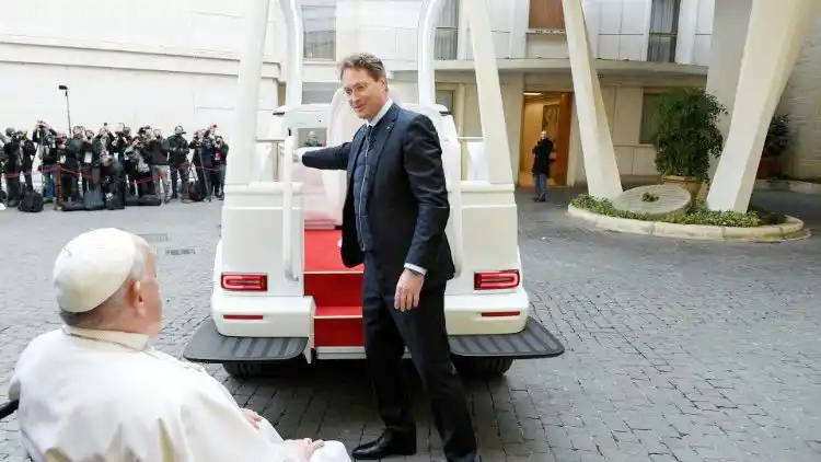 Un nuevo papamóvil eléctrico donado al Papa Francisco