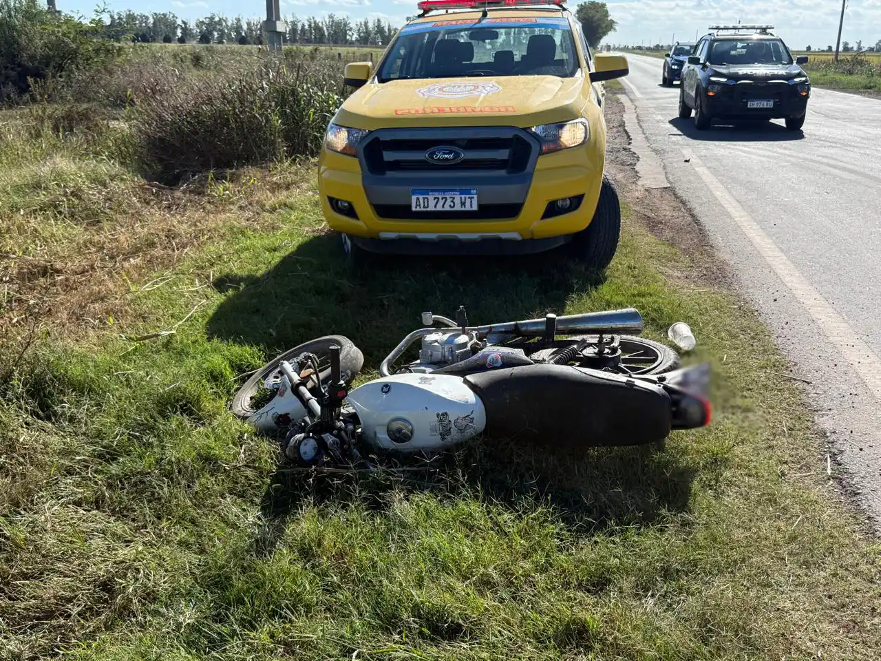 Por problemas técnicos, dos personas derraparon en Ruta Provincial 63S y terminaron en la banquina