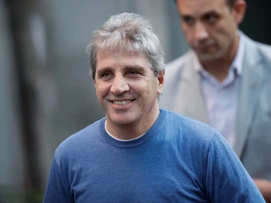Caputo prometió a empresarios que si la economía crece un 8% en 2026 avanzará con la eliminación del Impuesto al Cheque