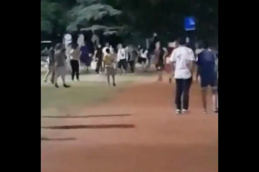 Cuidacoches golpean a un conductor