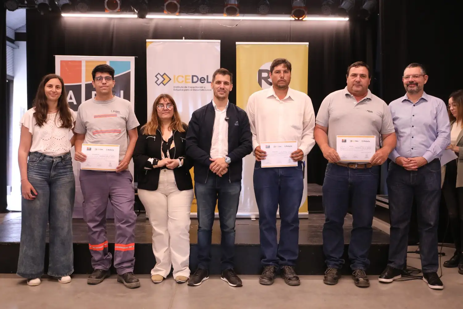 Entrega de certificados a los participantes del programa “Herramientas para el Liderazgo Estratégico”,
