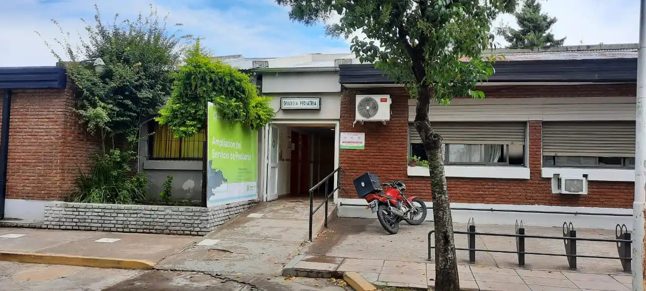 El pequeño fue llevado a la Guardia de pediatría, con heridas y raspones en su rostro.