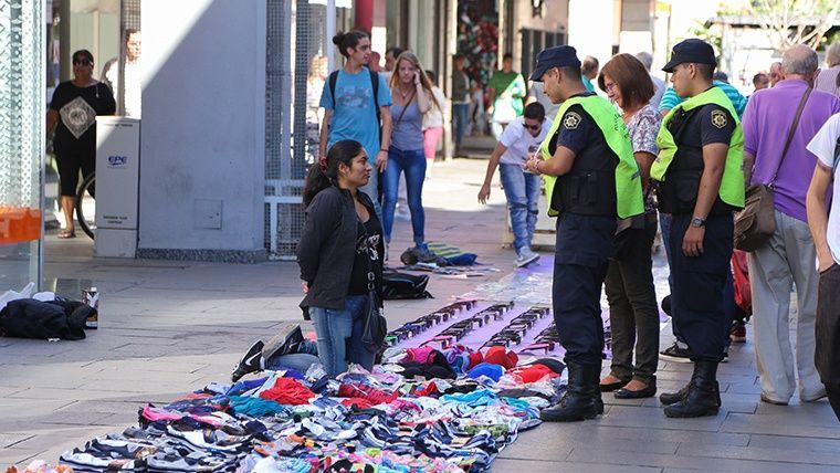 Manteros: el Municipio de Rosario denuncia extorsiones y amenazas