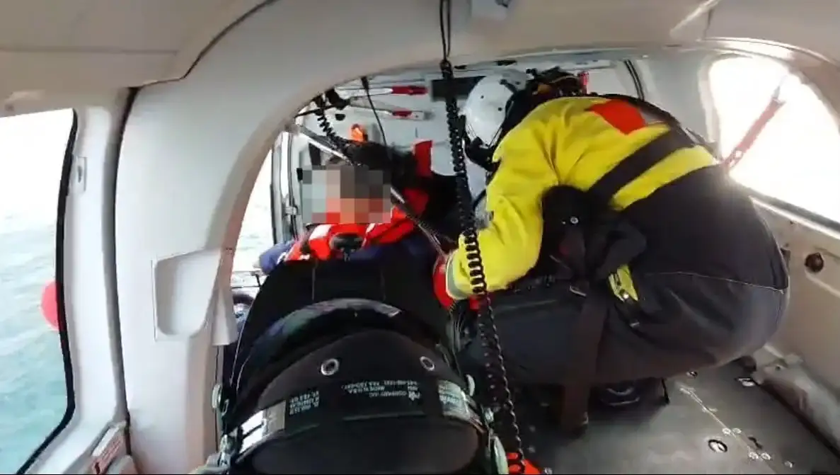 El helicóptero ejecutó la extracción mediante una canasta de rescate y trasladó al tripulante hasta el Aeropuerto de Trelew.