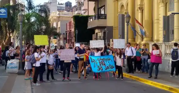 Protesta de alumnos contra el ingreso por sorteo a las Escuelas de Arte de la Provincia