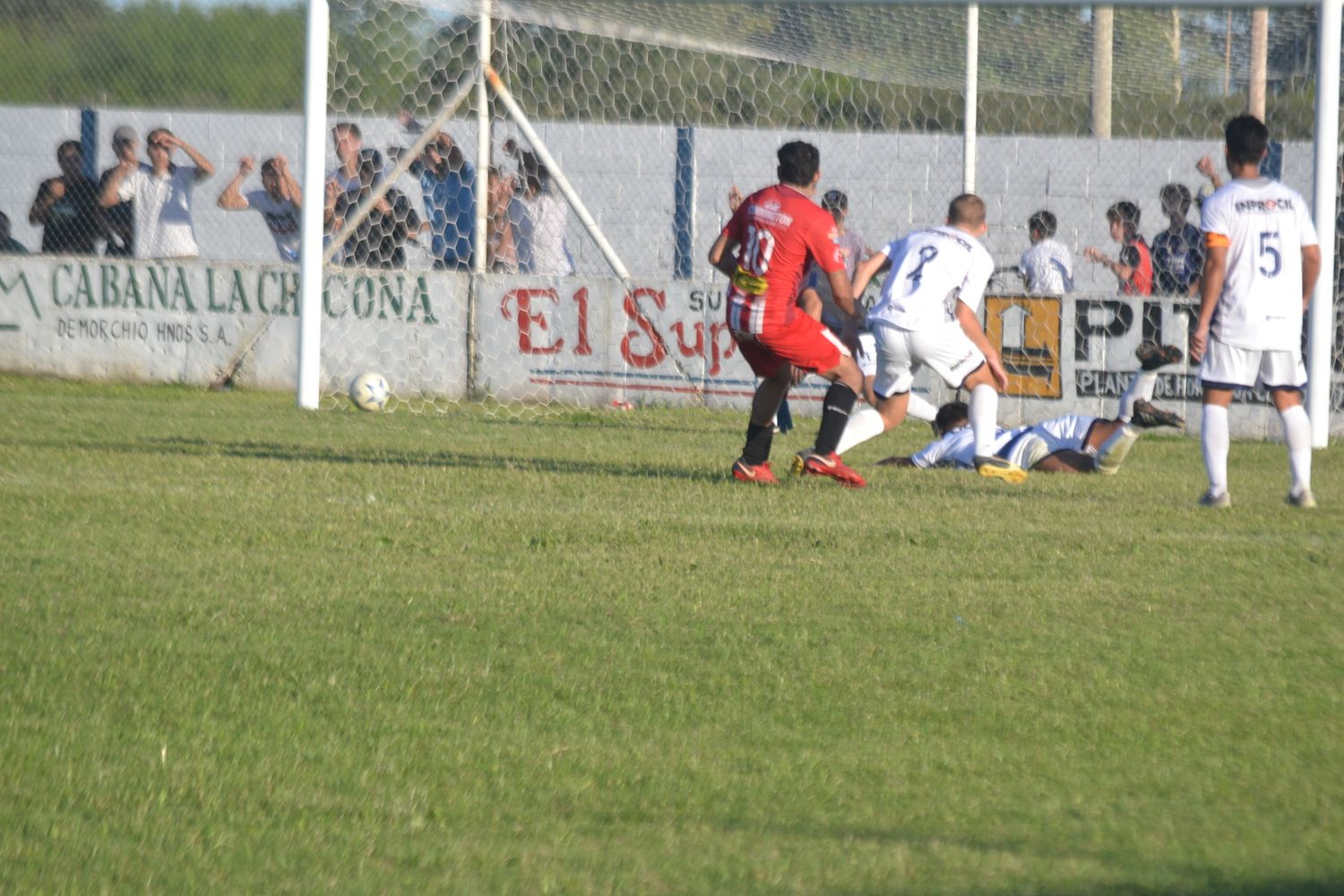 En la gráfica se observa el momento en que Barrio Norte mostró contundencia ofensiva en los primeros minutos y donde llegó el gol de Bautista Velázquez. Festejado triunfo de los norteños por 2-1 ante S. Sportiva y ya está asegurada la clasificación.