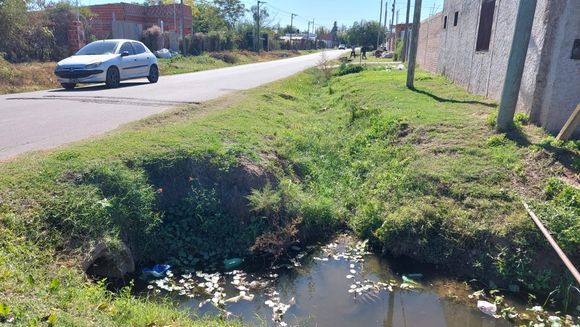 Nene de 7 años cayó en bici a un zanjón: vecinos piden limpieza y entubamiento