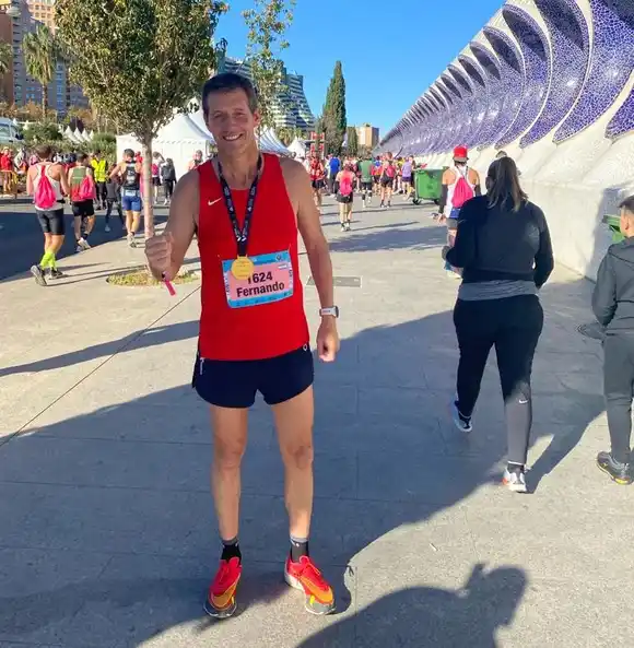Fernando Llanos completó con éxito este domingo el Maratón de Valencia