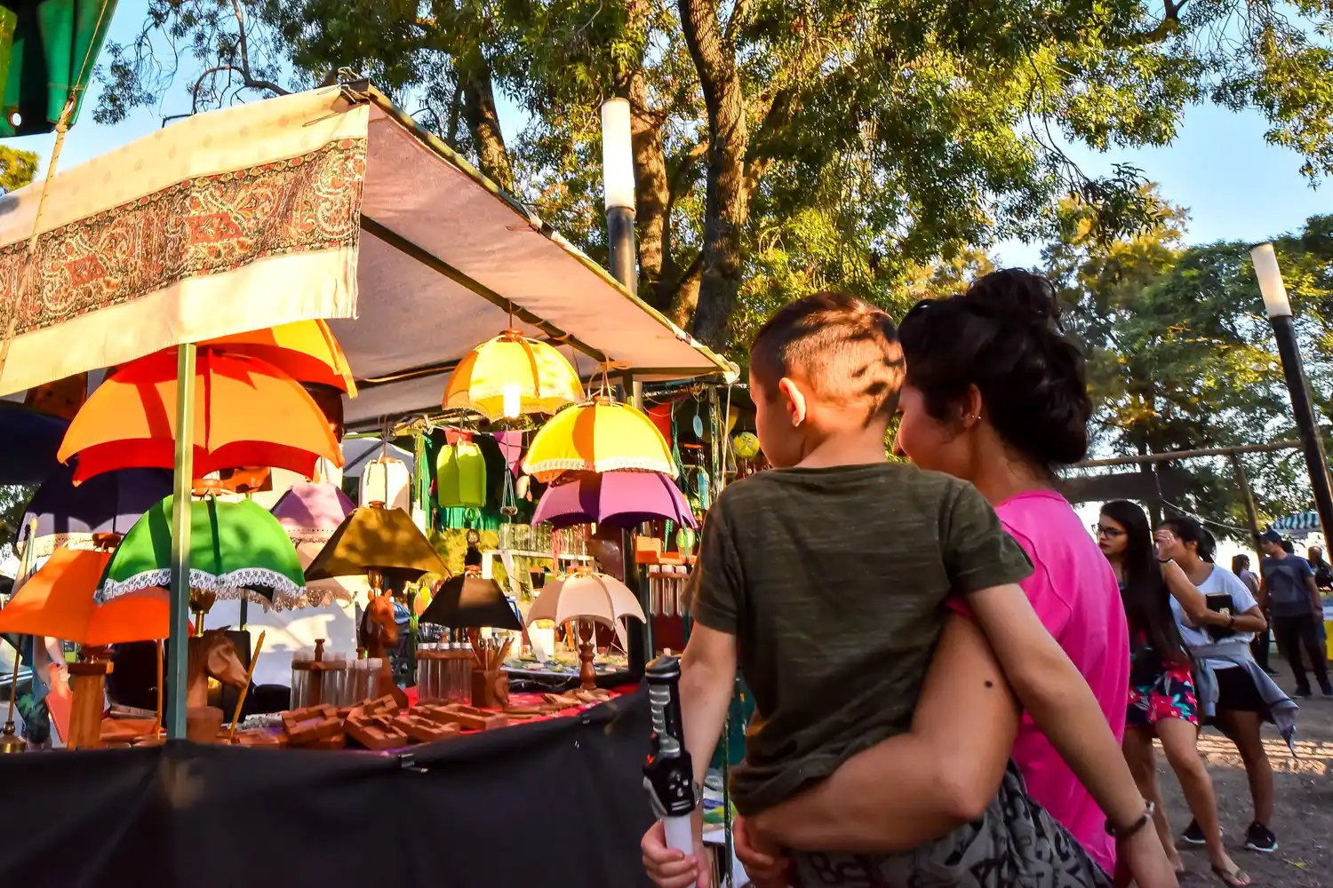 Comenzó la plaza navideña con más de 40 puestos de productos locales