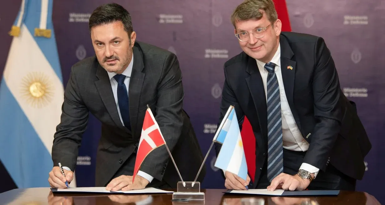 El ministro de Defensa, Luis Petri, se reunió con su par danés, Troels Lund Pousen, con el objetivo de fortalecer la relación bilateral entre ambas naciones y avanzar en el acuerdo de compra por los aviones F-16.