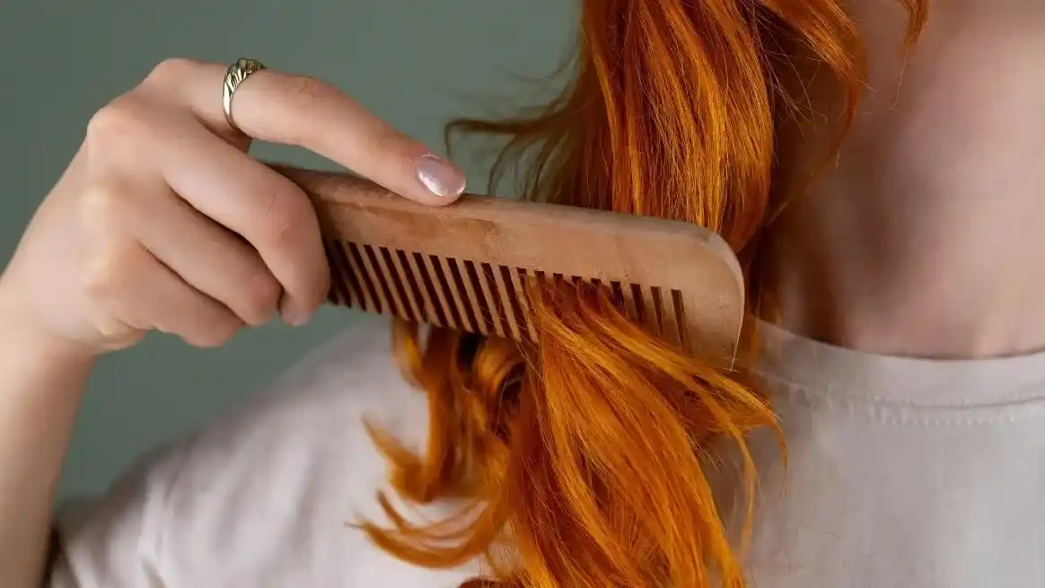 Peine de dientes anchos ideal para cabellos finos y quebradizos.