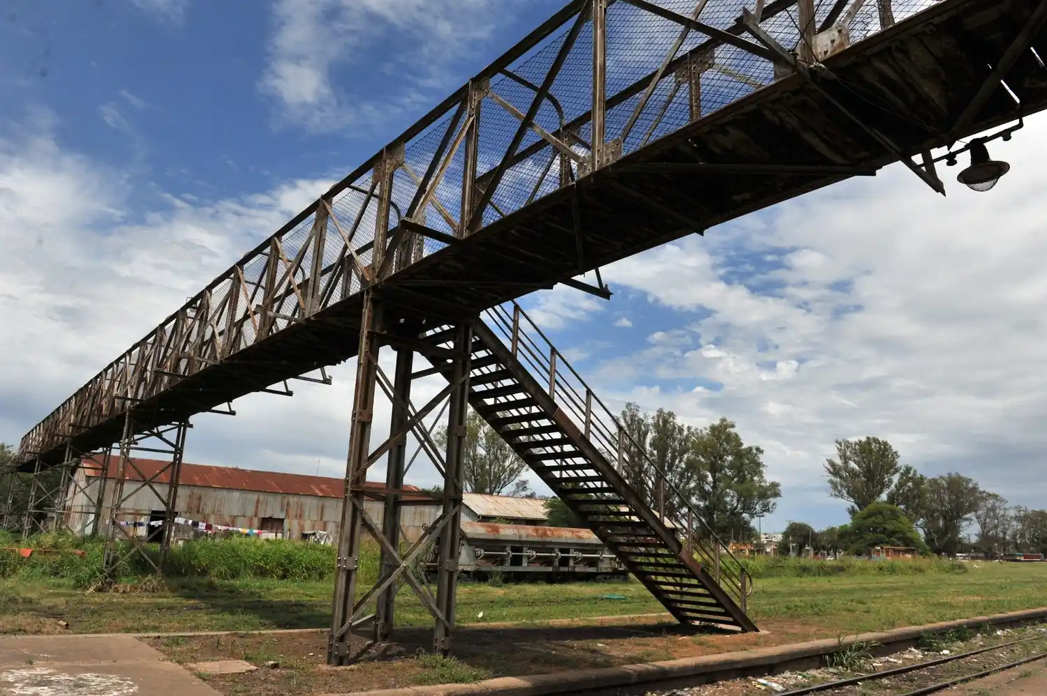 La pasarela en el predio del Ferrocarril Belgrano surgió del reclamo vecinal.
