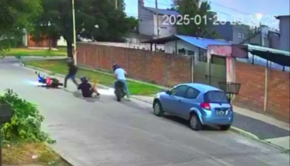 Video: Pidió de rodillas que no le roben la moto y se fue llorando de la tristeza