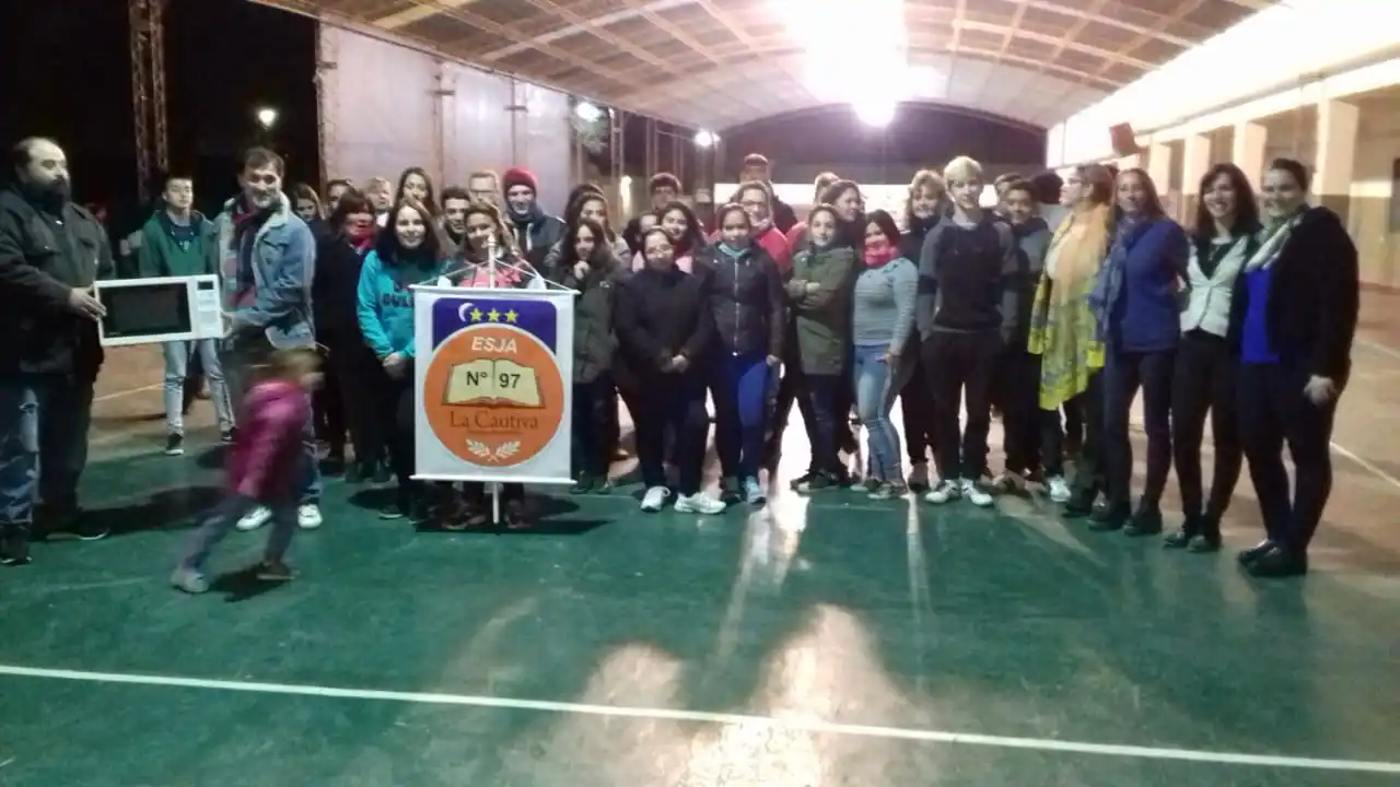 Los alumnos tomaron la posta para que no falte la cena después de una larga jornada de trabajo y estudio