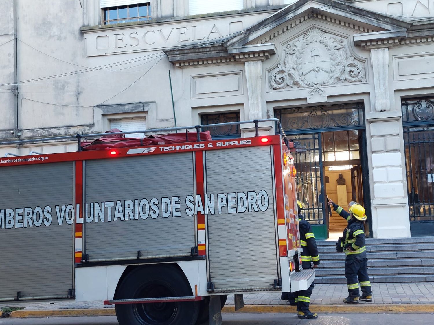 Incendio en la Biblioteca de la escuela Normal: Bomberos acudió para sofocarlo