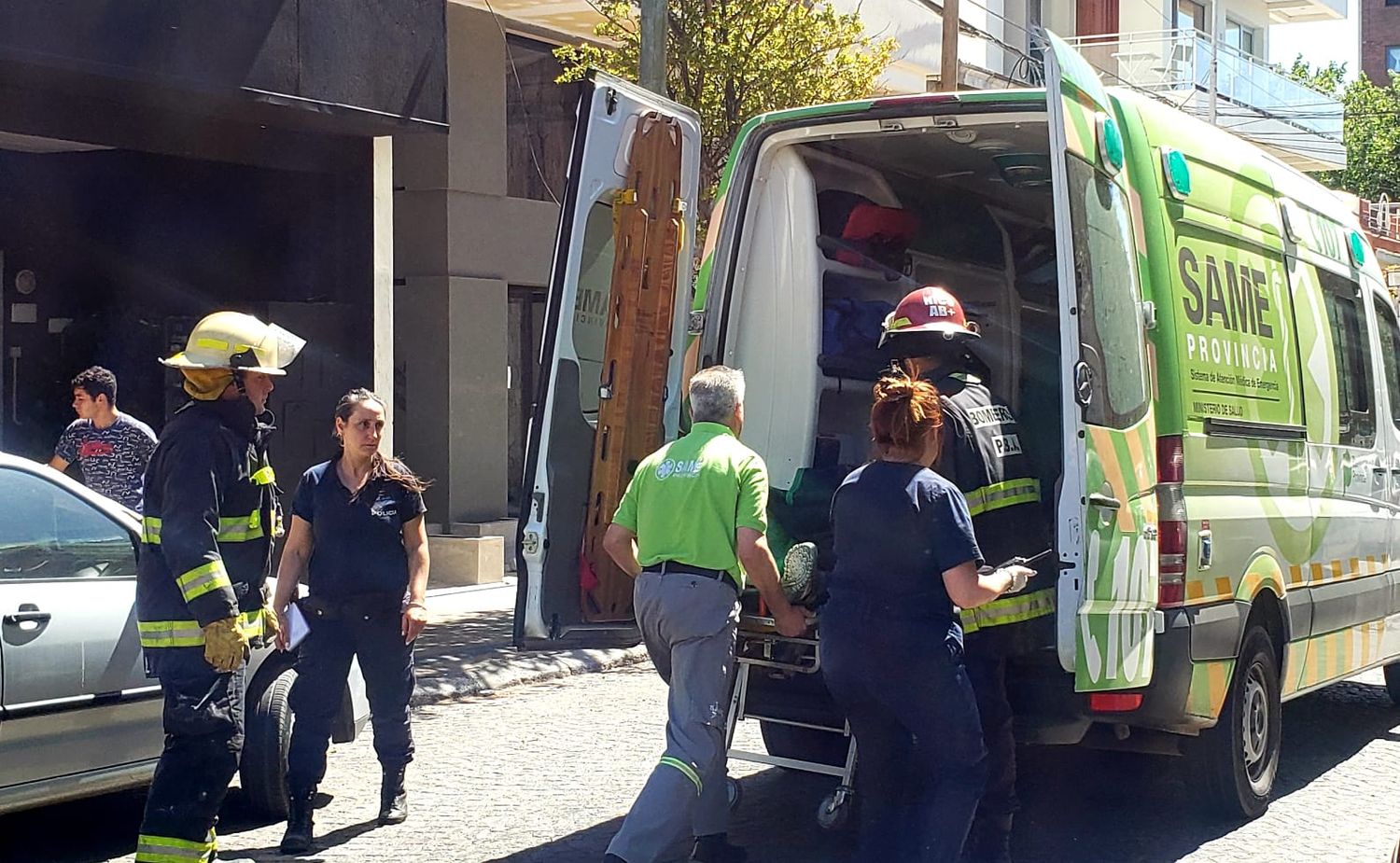 La ambulancia del SAME, segundos antes de partir hacia el hospital con el obrero accidentado.