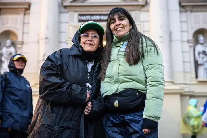 Laura Sanguino (de negro) junto a su amiga Ethel. Foto: Cristina Sille