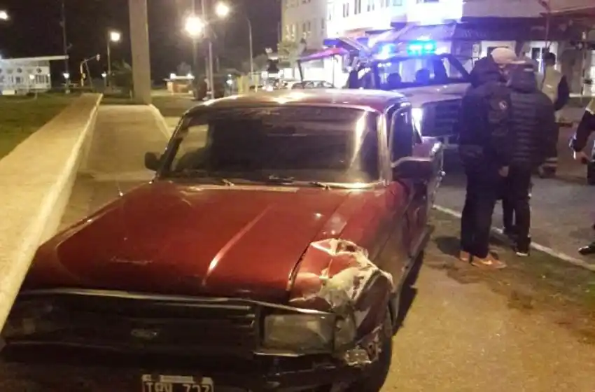 Chocó un auto estacionado: no tenía seguro, registro ni VTV