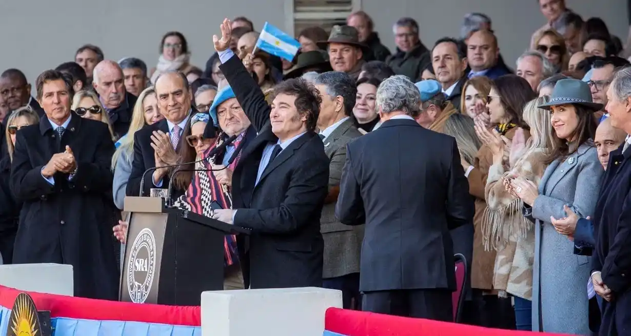 El presidente Javier Milei aseguró que su "compromiso" es eliminar las retenciones y prometió el levantamiento del cepo al dólar, aunque evitó dar precisiones de fechas para su concreción al brindar un discurso en la inauguración de la Exposición Rural. Foto: NA / Damián Dopacio.