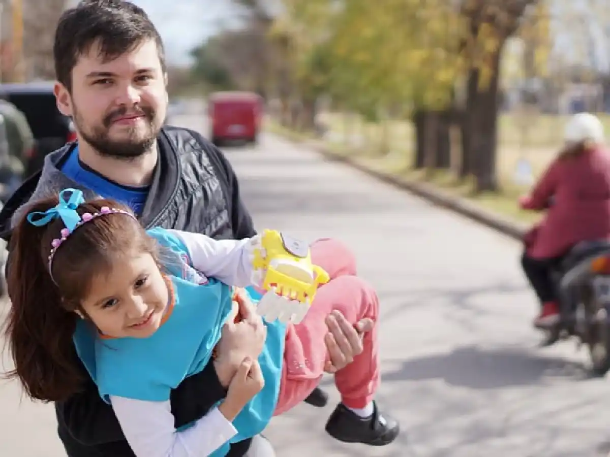 Una niña del jardín Mitre recibió una prótesis de mano impresa 3D