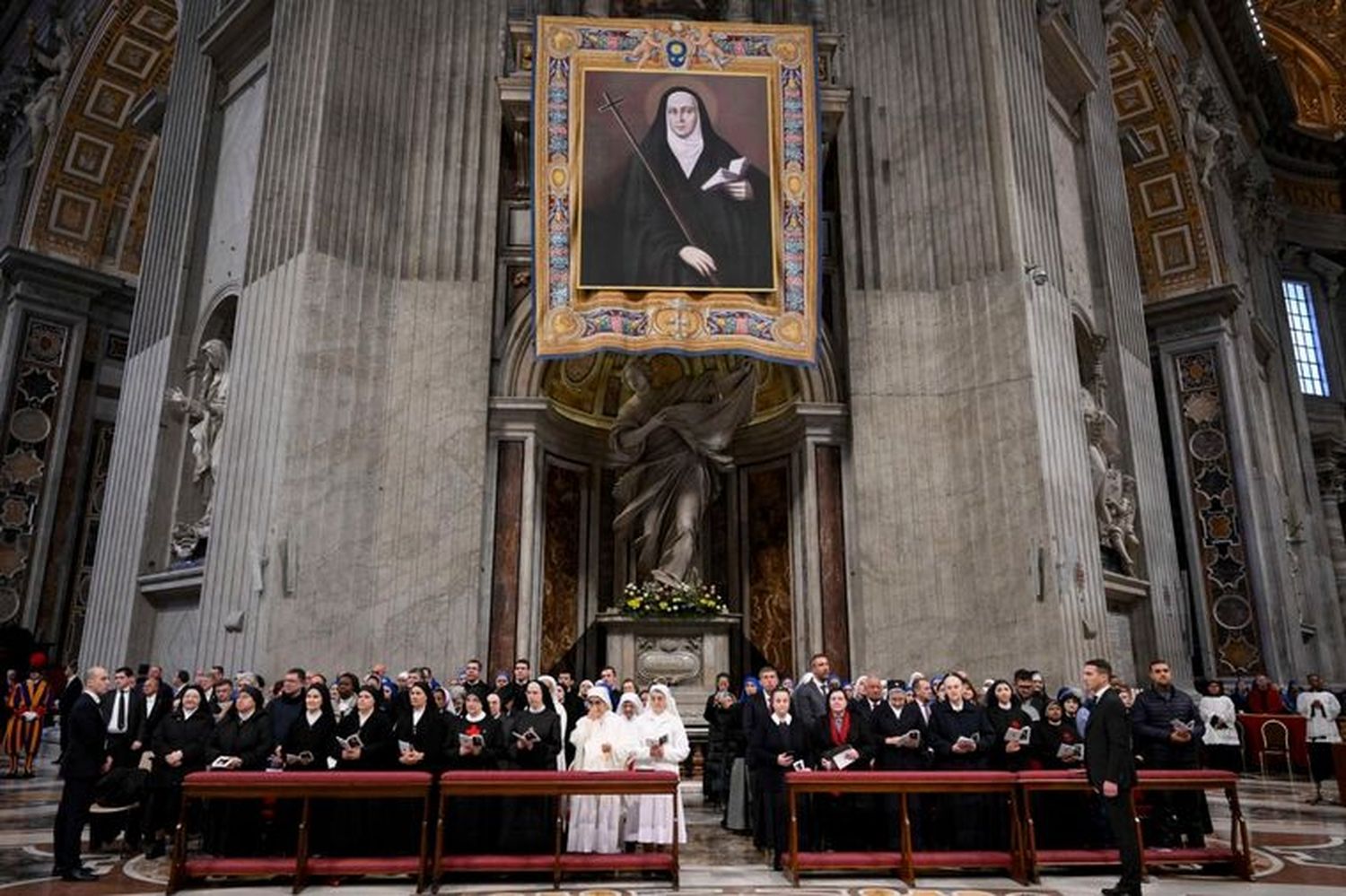 Fue la primera vez en los once años de pontificado de Jorge Bergoglio que una canonización se hace dentro de la Basílica y no en la plaza de San Pedro.