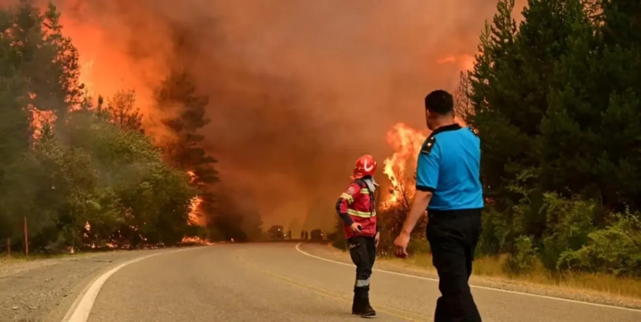 Cortaron la ruta 40 por el avance del fuego y ya hay más de 3000 evacuados.