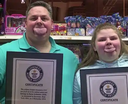 Padre e hija tienen el récord de la lengua más ancha del mundo