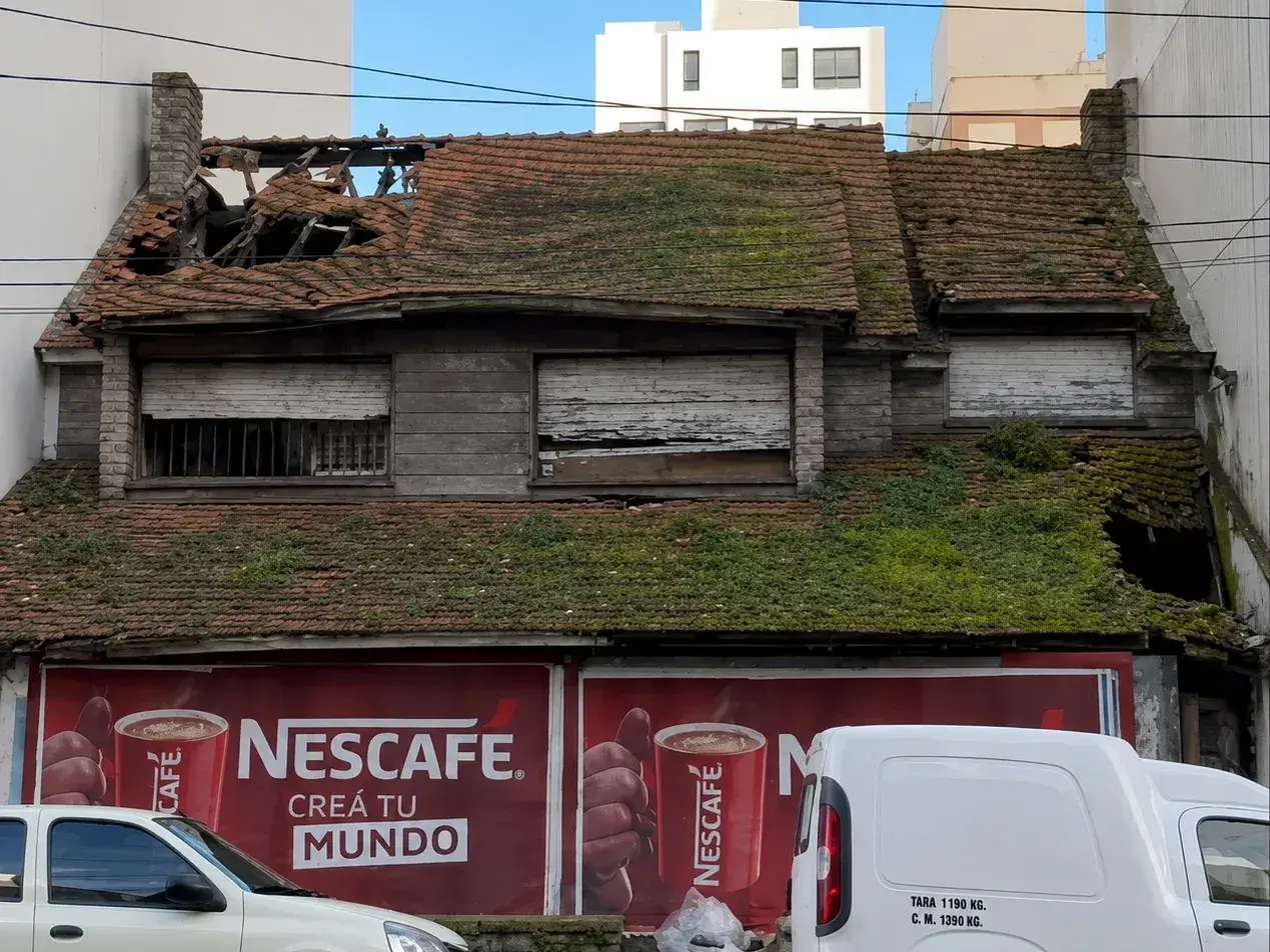 Preocupación por una casa abandonada que se incendió y ocupan cerca de escuelas: "la gente tiene miedo"