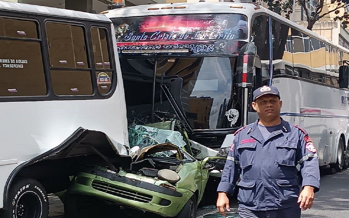Autobuses hacen un «sandwich» con vehículo en la avenida Lecuna de Caracas este #2Mar (FOTO+VIDEO)