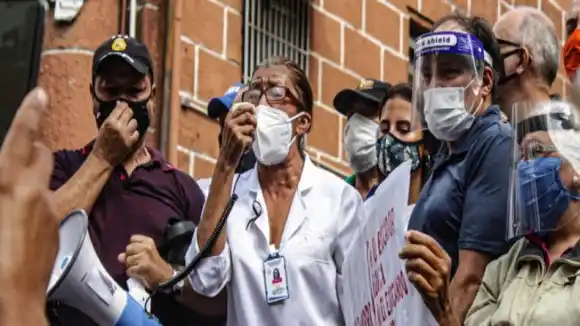 ADMIRABLES: profesionales de la salud de nuevo en la calle exigiendo salarios y equipo de protección
