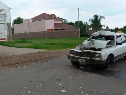 Auto terminó destruido al chocar contra un camión que daba marcha atrás 