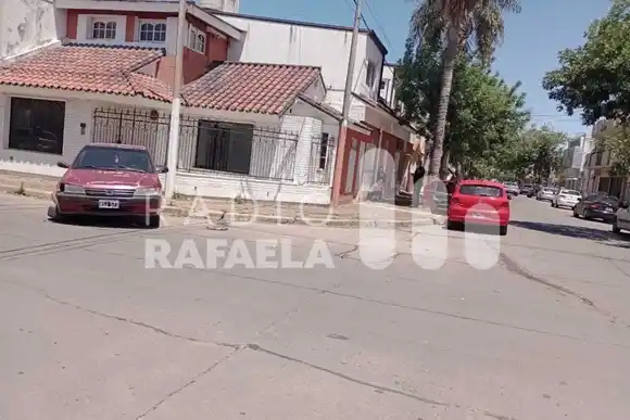 Choque entre dos autos en barrio Central Córdoba