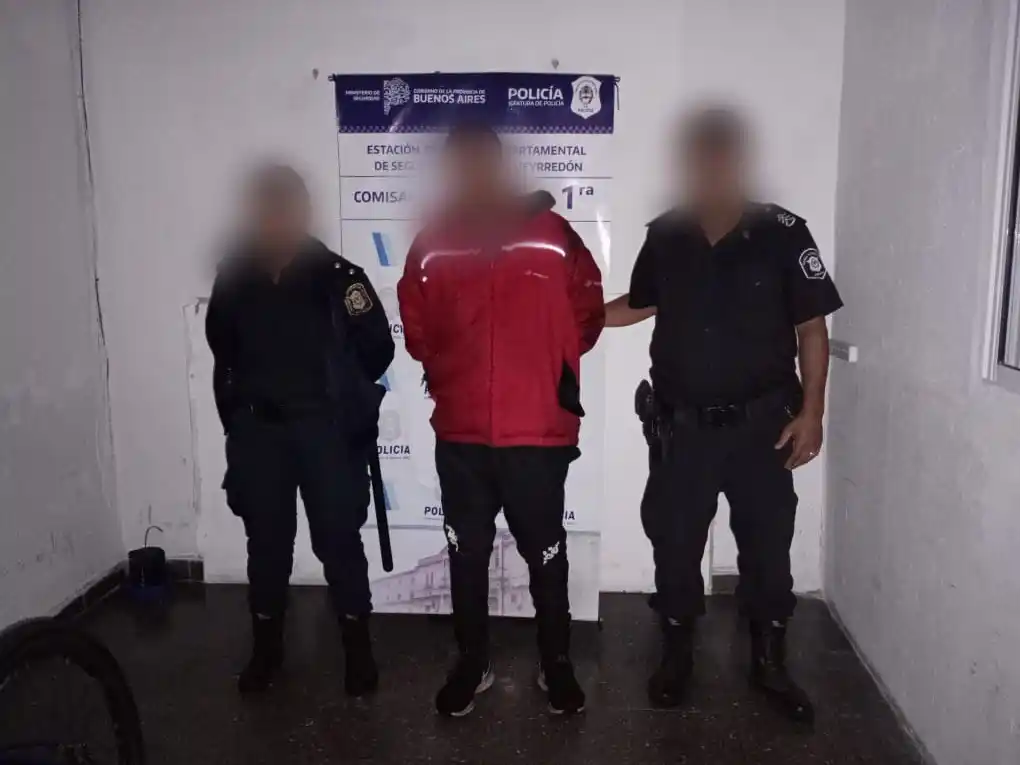 El detenido tiene antecedentes por daño, hurto e infracción del Decreto Ley 8031/73.