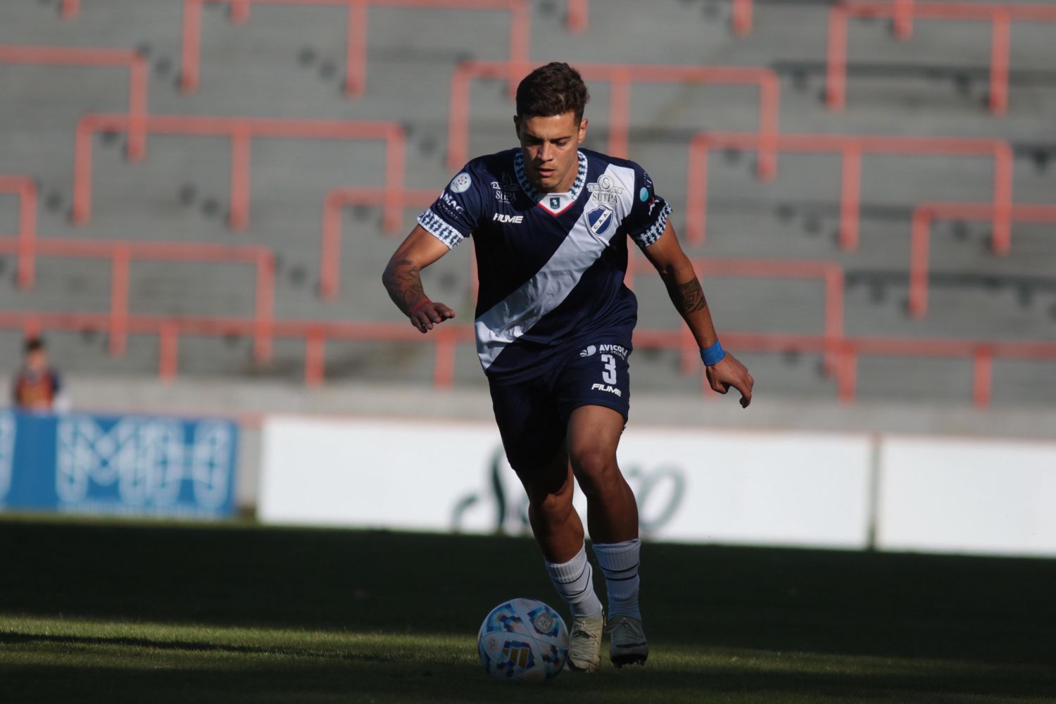 Agustin Aleo con la pelota