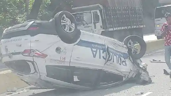 Un policía muere y otra está delicada tras accidente en la ARC