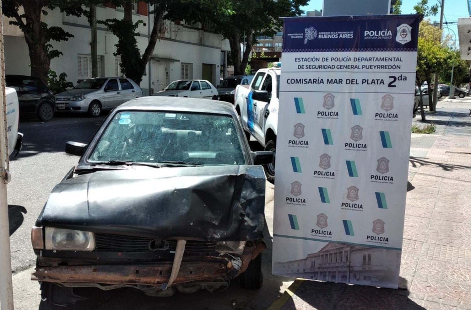 Robo en el Microcentro y persecución: chocaron contra un árbol y un patrullero