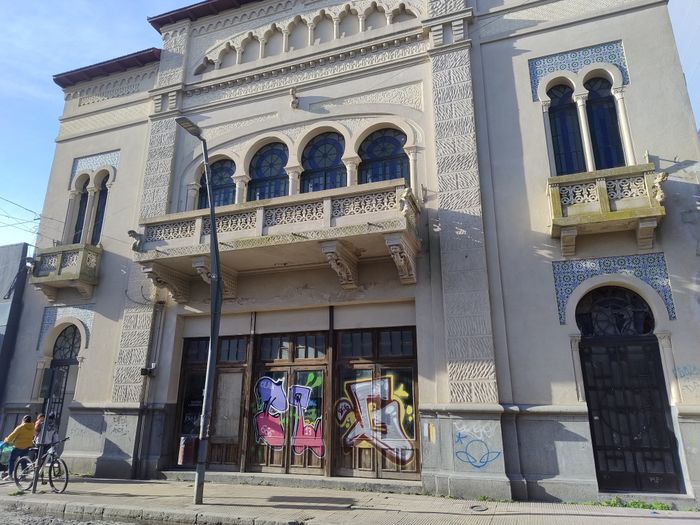 El Teatro Cervantes mantiene su vigencia, pese a que la restauración sigue frenada