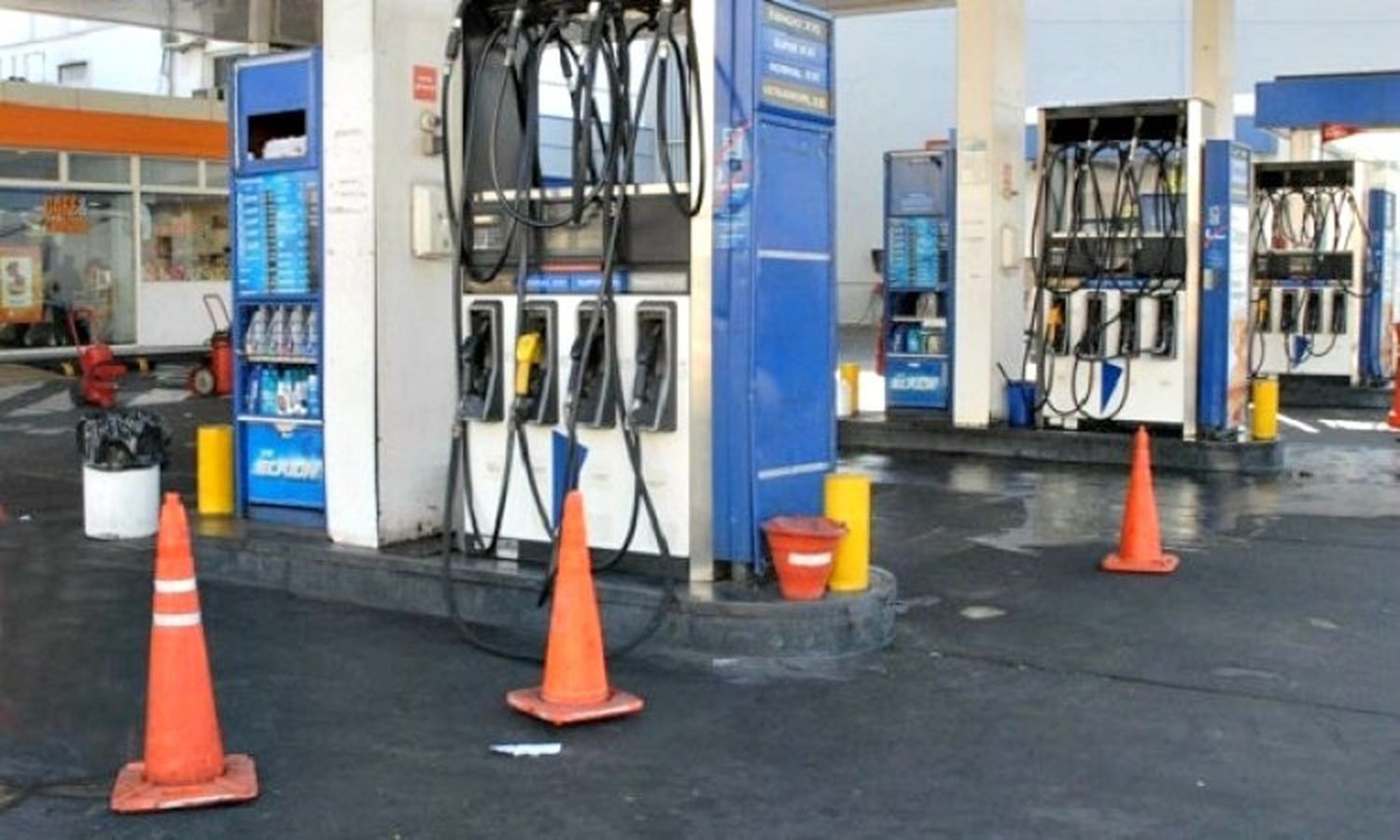 Estaciones de servicio amenazan con un paro total en los próximos días