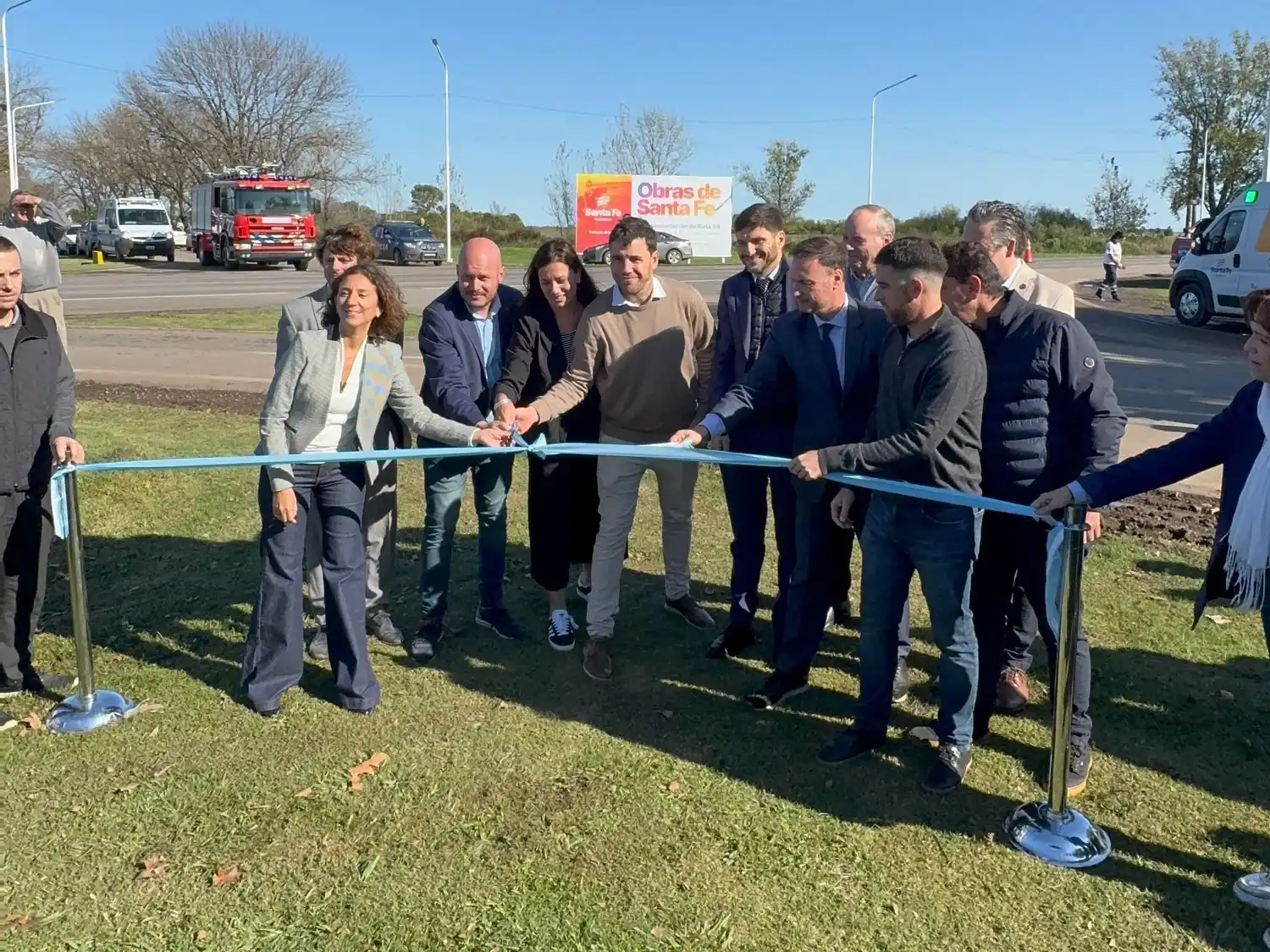 Tradicional corte de cinta de autoridades