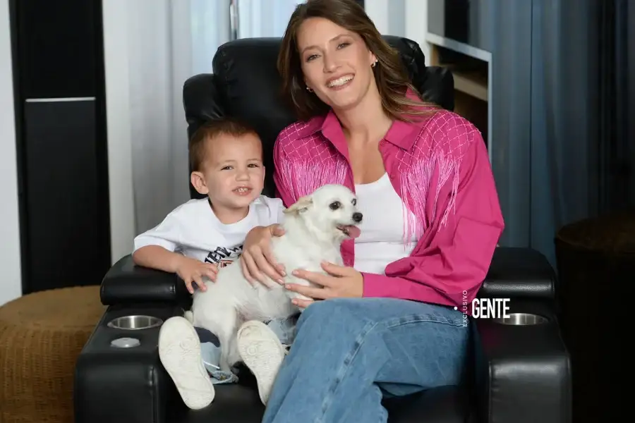Mica, muy cerca de su familia y muy lejos de Nicole