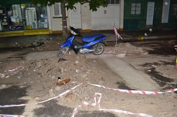 Chocó a un remis e intentó escapar, pero se olvidó de su novia