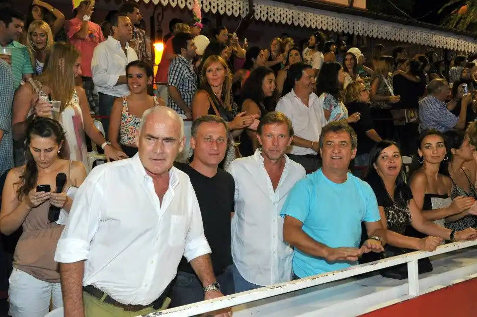 Urribarri entregó a Bahillo un aporte de 500 mil pesos para el Teatro Gualeguaychú