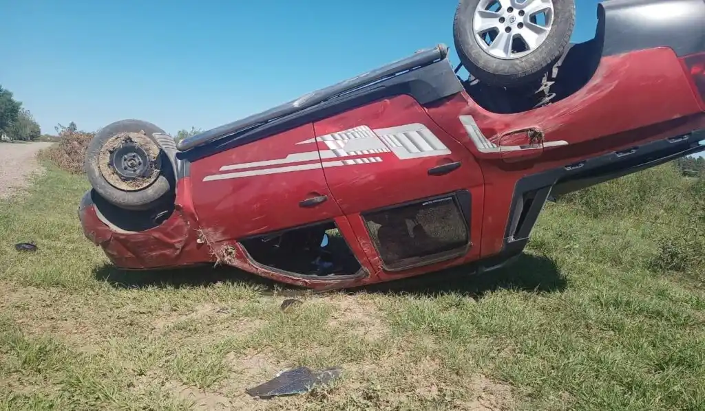 Quiso cobrar una deuda a las piñas, volcó con su camioneta e intentó arrebatarle el arma a un policía