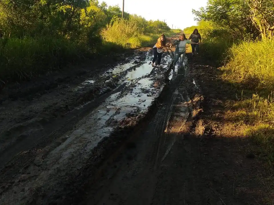 Docentes rurales: entre el barro y la vocación, un camino hacia el futuro