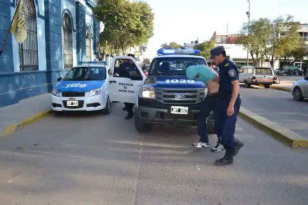 Detuvieron a una mujer y su novio, involucrados en un asalto a mano armada