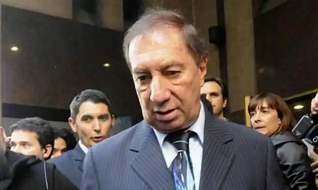 La salud de Carlos Bilardo: Estudiantes y una bandera para darle fuerzas al Doctor